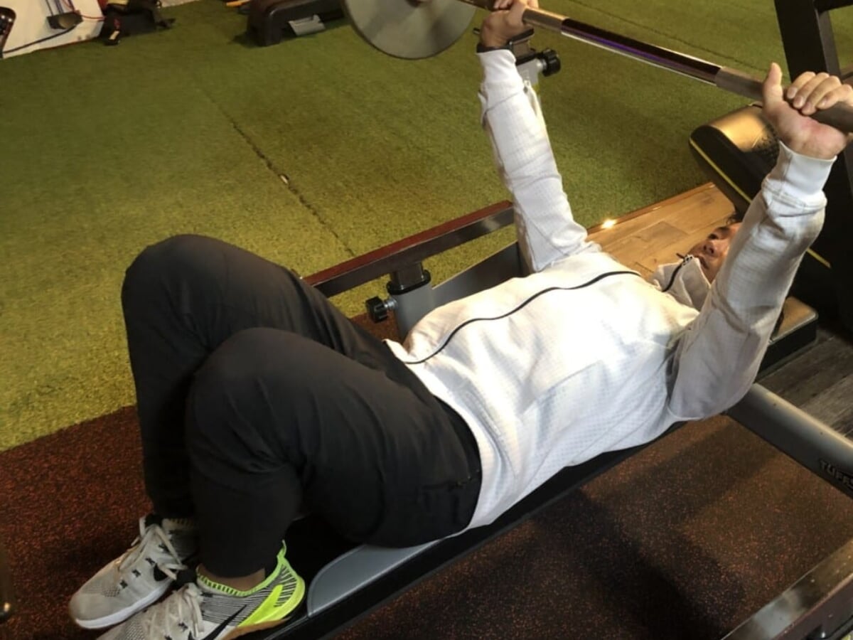 ベンチプレスを行うときに足をベンチの上に上げるべきか？ | FITNESS 