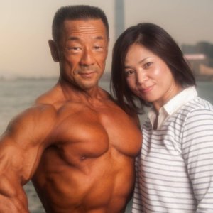 失明なんか関係ない!ボディビルに生涯を捧げた夫婦の物語|合戸孝二夫妻