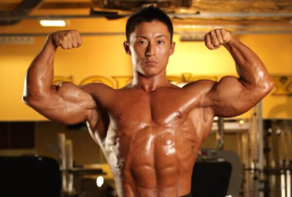 上腕三頭筋・腕を太くする、ダンベルフレンチプレスのやり方をボディビル世界王者・鈴木雅が動画で解説