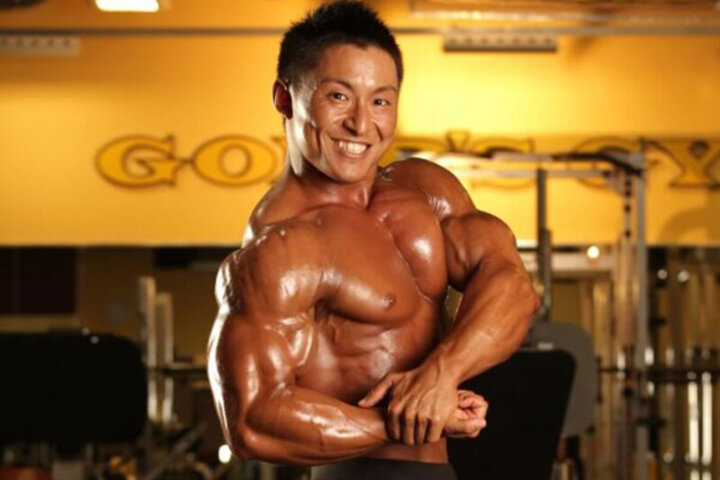 上腕二頭筋を鍛える、ダンベルカールの効果的なやり方をボディビル世界王者・鈴木雅が動画で解説