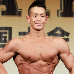 家族が寝ている時間にトレーニング!筋トレ、仕事、子育てとマルチにこなすナイス笑顔なパパマッチョの姿