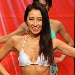 50歳で大会出場を決意!引き締まった脚線美で総合チャンピオンに