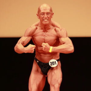 年齢なんて関係ない!50歳でボディビル再デビューを果たし、優勝を勝ち取った筋肉先生