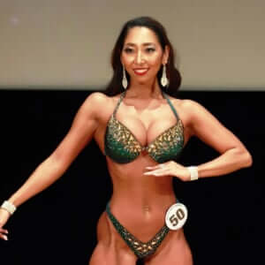 3人の子を持つ愛知のビキニ女王が筋肉美コンテストで2連覇達成!