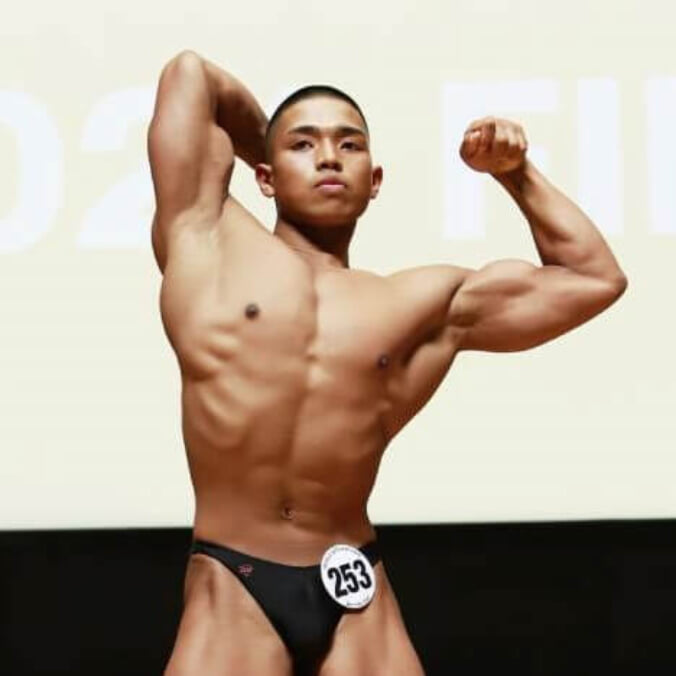 アーノルド・シュワルツェネッガーの筋肉に憧れた学生が二冠の王者に