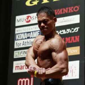 本当に新人か!?公務員がデビュー戦で圧倒的筋肉量をみせつけた!