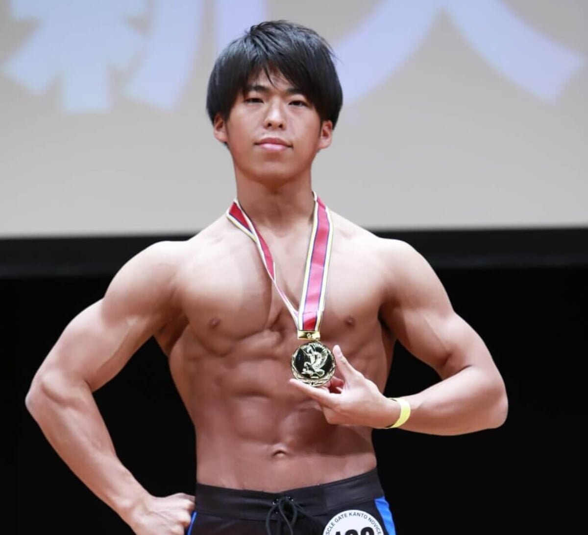 ポッチャリ大学生が内緒で出場し優勝！「見違えた」と周囲を驚かせた