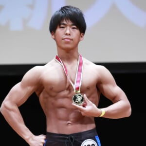ポッチャリ大学生が内緒で出場し優勝!「見違えた」と周囲を驚かせた身体を公開。