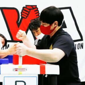 アームレスリングで体重が21㎏も増量!普段は力を使わない仕事なのに大会優勝を果たす腕マッチョ男子