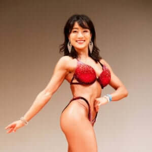 BIG3にどハマりした美ボディ医師!ビキニコンテストで堂々のポージングを披露