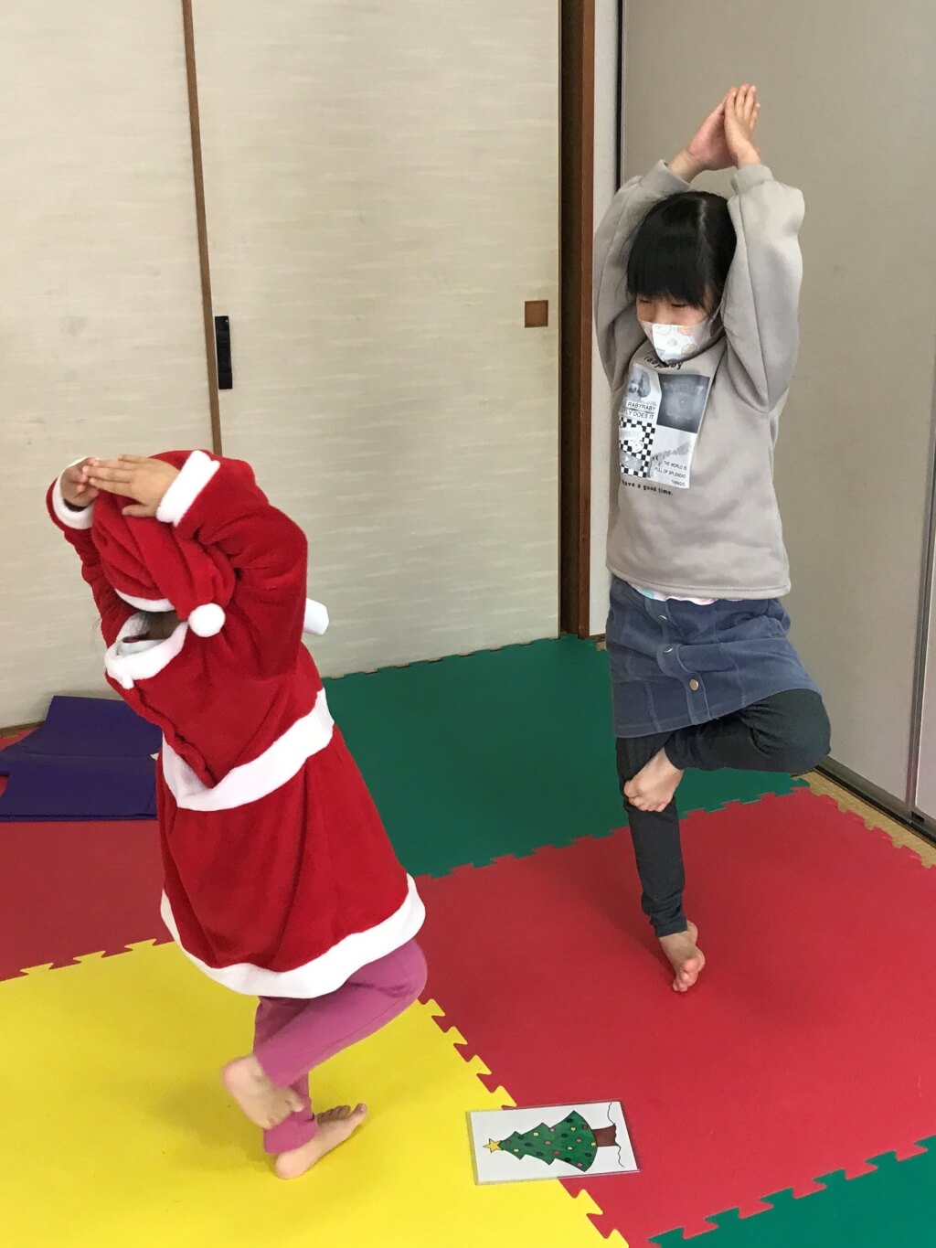 クリスマスヨガ。クリス マスツリーのポーズ