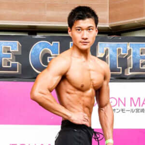 若き会社役員が宮崎大会のメンズフィジークで優勝!見事に割れた腹筋がすごい