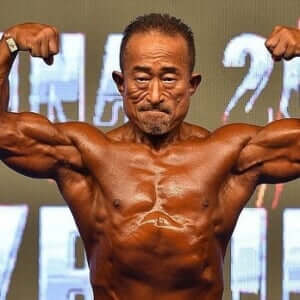角田信朗が快挙!ボディビル世界5位入賞。キレッキレの大腿四頭筋がすごい