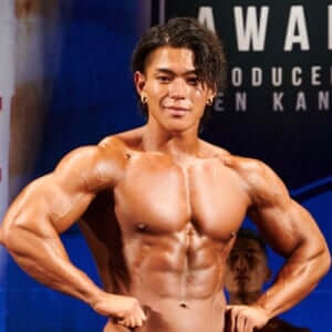 ボリュームのある筋肉部門が始動!初代王者がみせたバルキーな筋肉が凄い