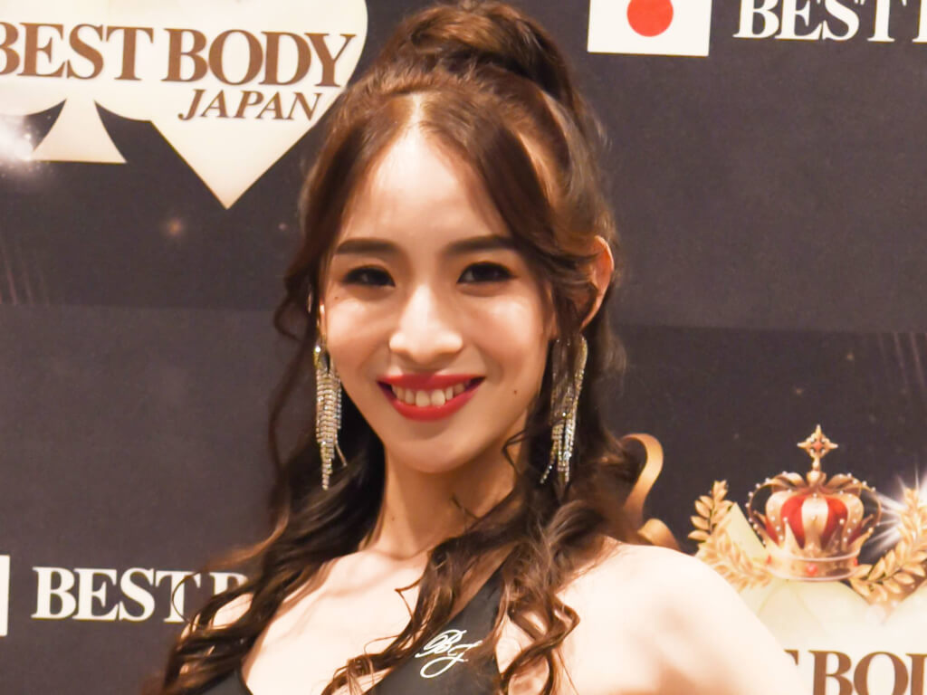 麓茜さん