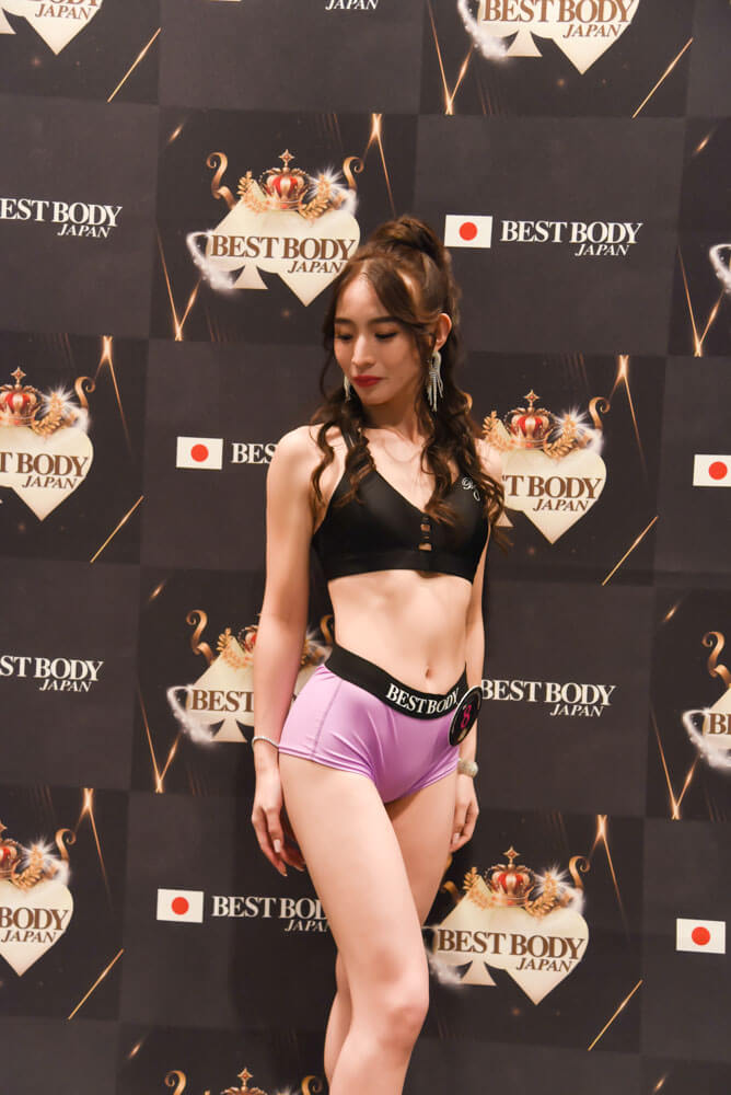 麓茜さん