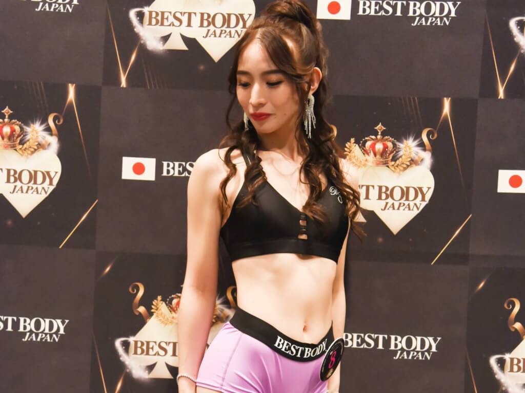 麓茜さん