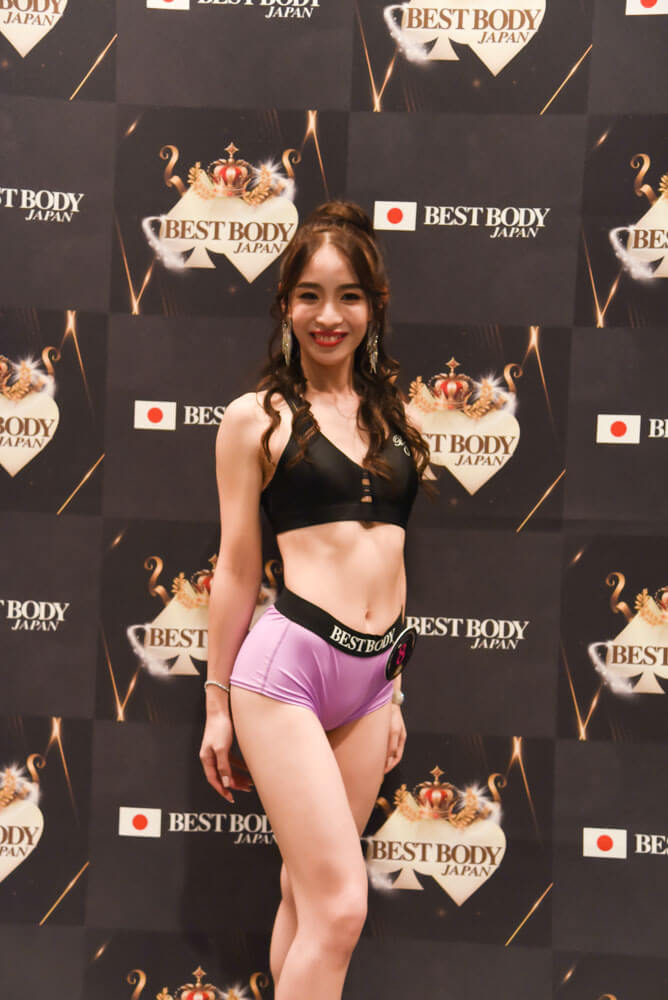 麓茜さん