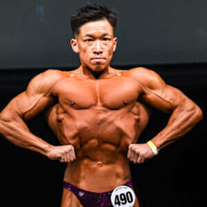 “筋肉芸人”にしだっくすが全国大会の舞台に挑戦。「今期は戦っている感覚でトレーニングをしました」