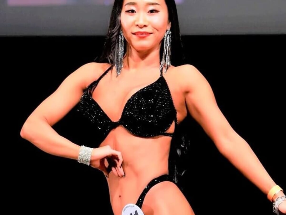 黒髪をなびかせヒップを魅せる新人ビキニ選手「もともと万年