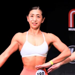 48歳保育士ママの凛としたバックポーズ!背中が物語る並々ならぬ努力【筋肉道Vol.92】