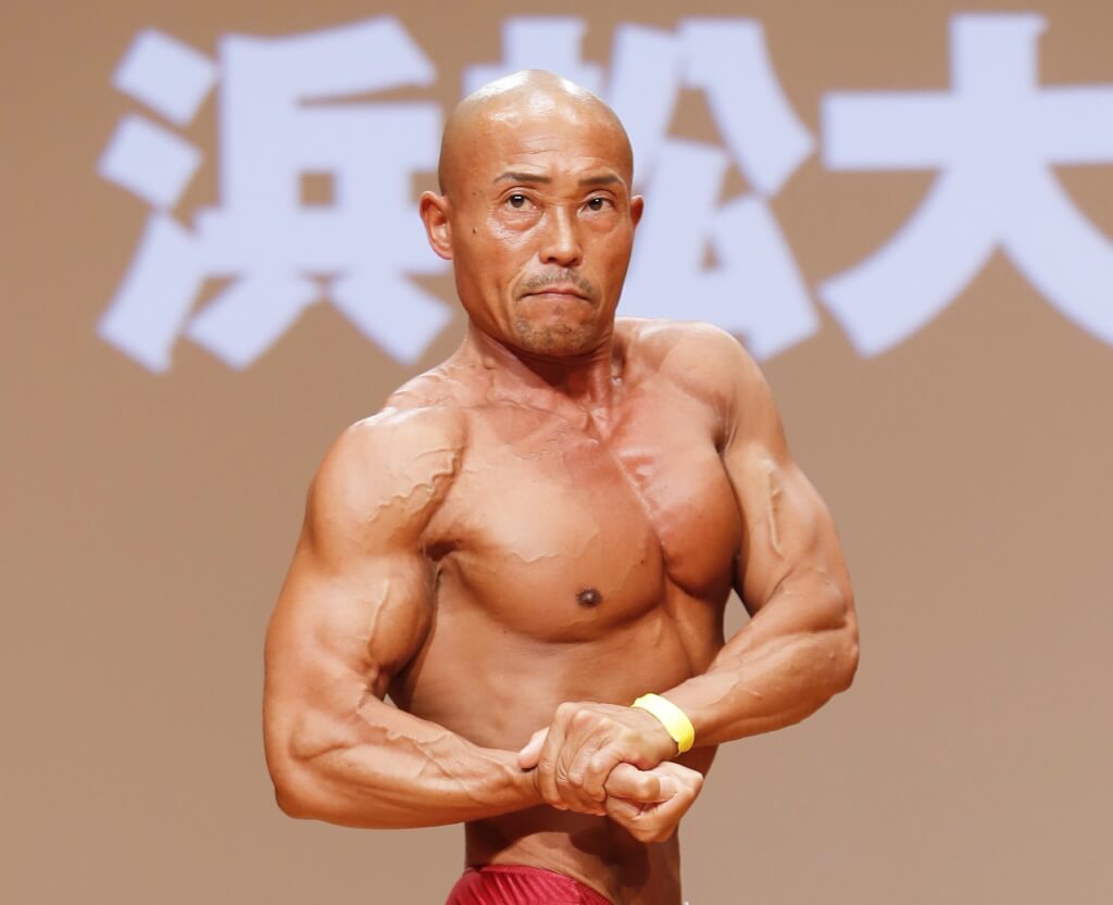 プロレスラーに憧れて鍛えた大きな大胸筋！55歳の名古屋市職員がボディ