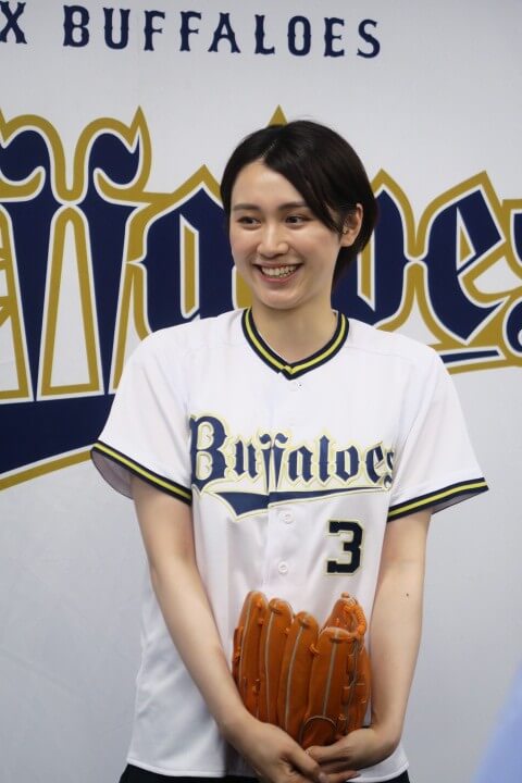 吉岡恵麻が始球式セレモニーに登場