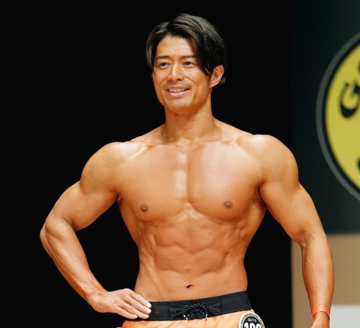 筋トレYouTuber・コアラ小嵐が「立ってるだけで辛い」ほどの腰痛を克服