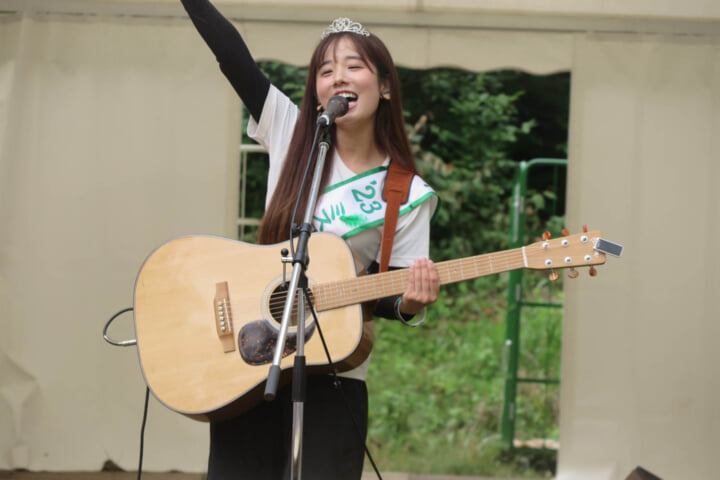 上村さや香が弾き語りを披露