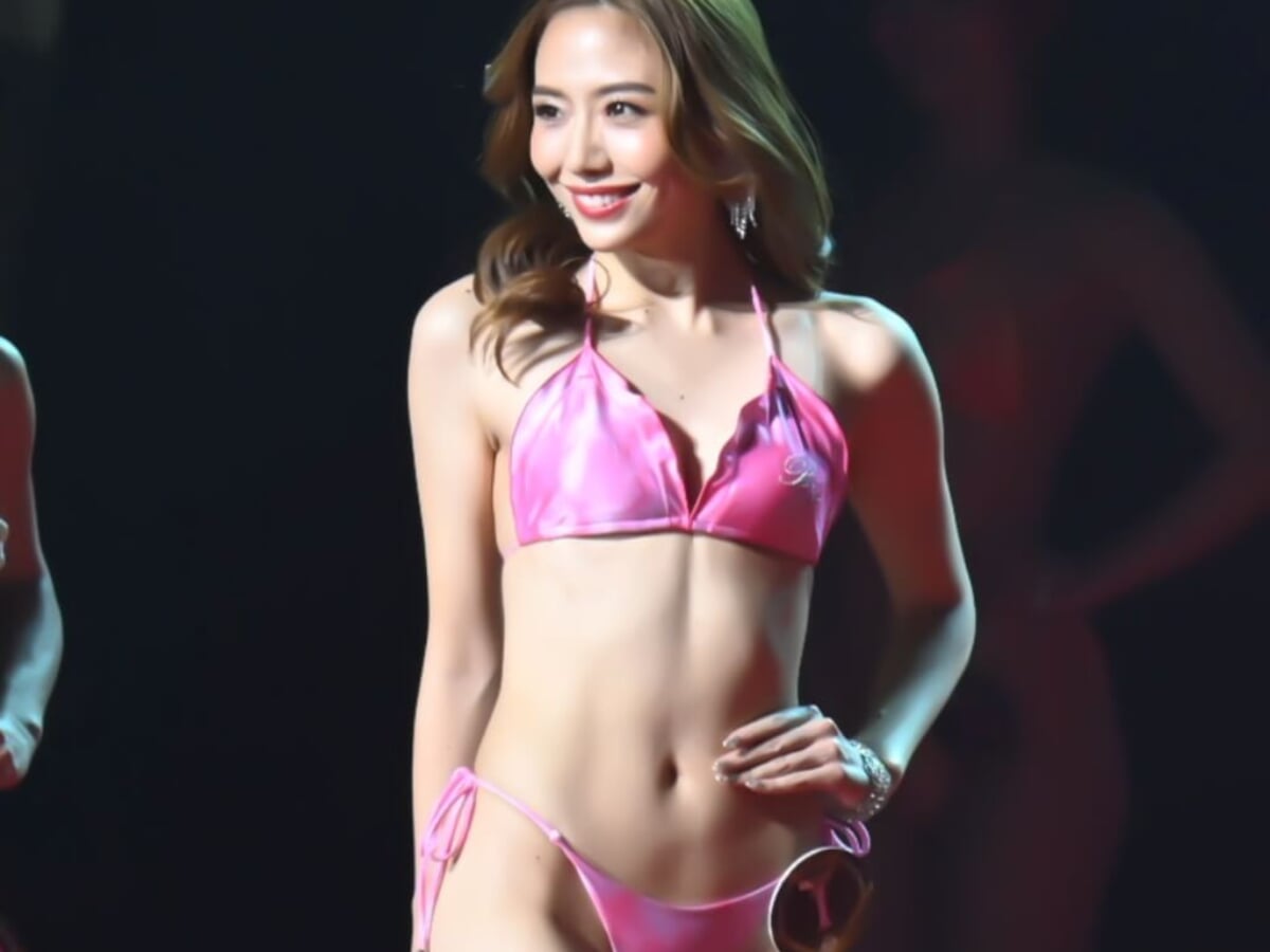 ピンクのビキニを身に着け、美白でスレンダーな全身を披露した37歳主婦