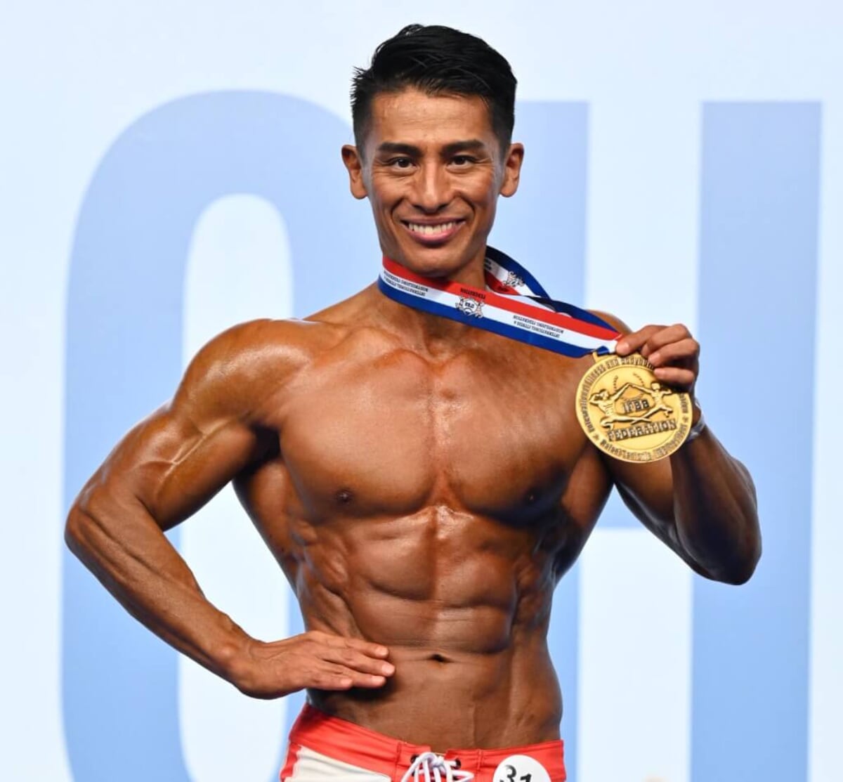 希少品　WORLD GYM ラグトップ　レインボーカラー　フィジーク　ビルダー 51歳・田村宜丈がメンズフィジーク5度目のマスターズ世界一＆総合優勝