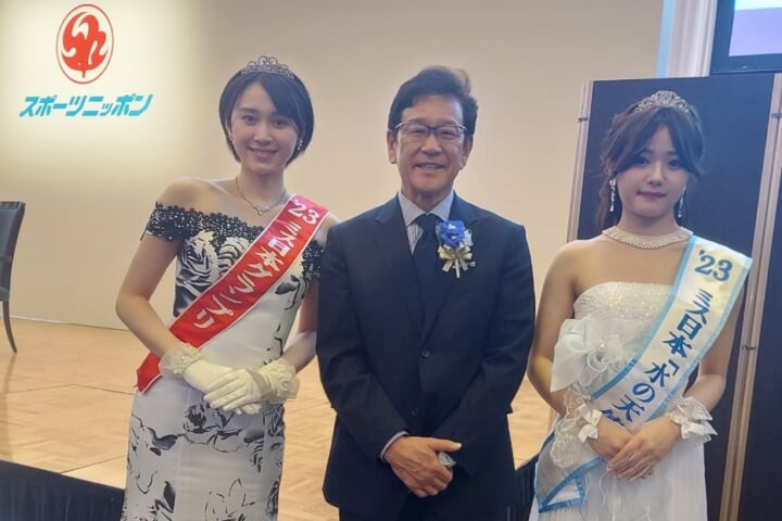 左からミス日本グランプリ吉岡恵麻、栗山英樹監督、ミス日本「水の天使」竹田聖彩