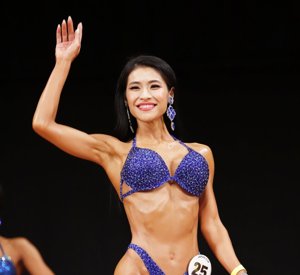 身体機能を高めた美しいビキニボディ、ドレス、レギンス姿を披露し全国