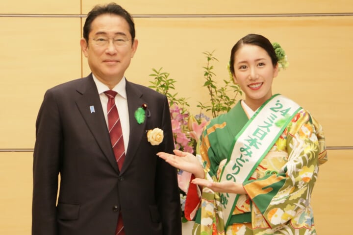 ミス日本みどりの大使の安藤きらりが岸田総理大臣に緑の羽根を着用