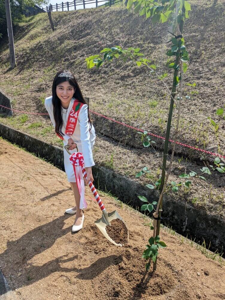愛媛県植樹祭に準ミス日本
