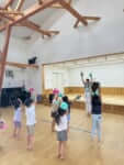 「ぽんぽん体操」園児たちと踊るミス日本みどりの大使の安藤きらり