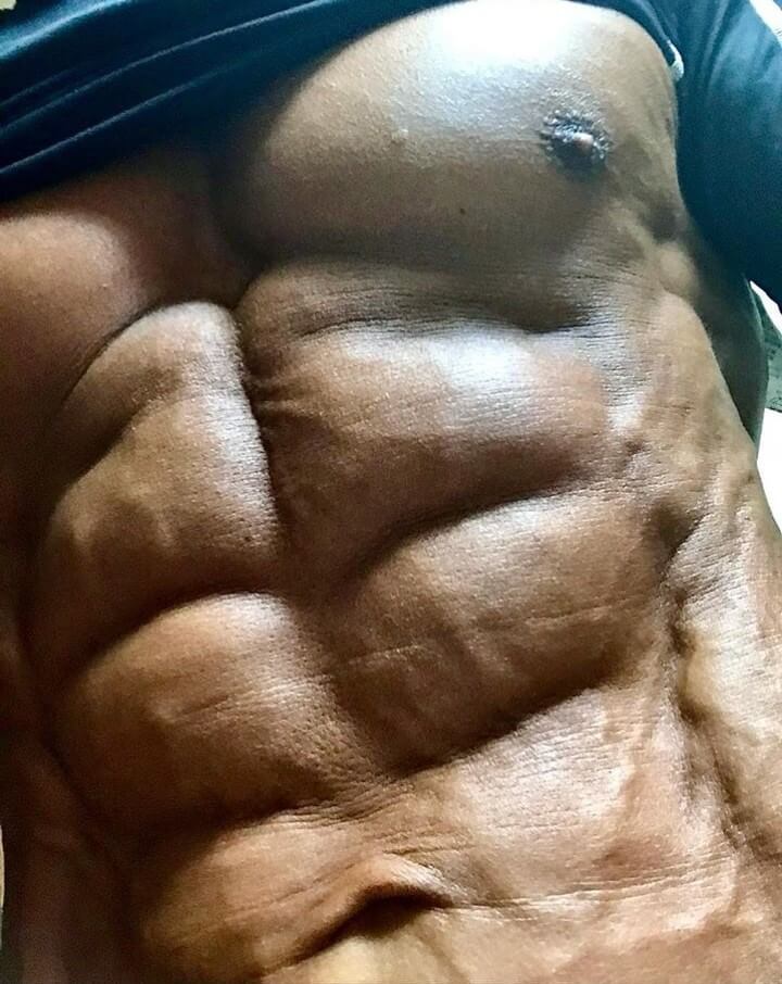 関口選手のSNS に投稿された腹筋写真。 血管が走り、絞りこまれている（写真提 供: 関口貴夫)