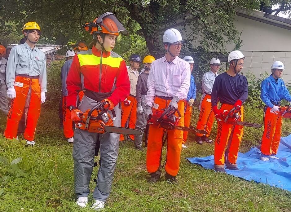 ミス日本みどりの大使の安藤きらりがチェーンソー伐木等特別教育講習を受講