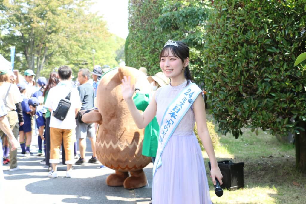 下水道まつりにミス日本「水の天使」の安井南