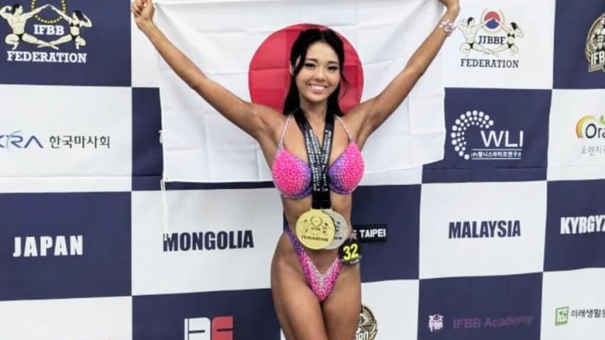 18歳の「女子高生ビキニ選手」が国際大会優勝！クラスメイト達も祝福