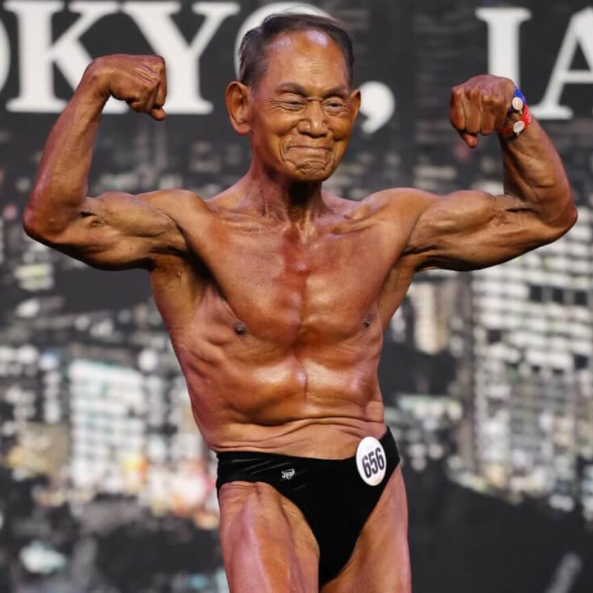 審査員がスマホで撮影！ 88歳のレジェンドボディビルダーに世界大会が