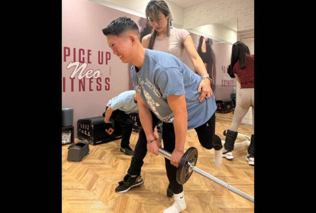 尻トレで追い込まれる男性参加者たち