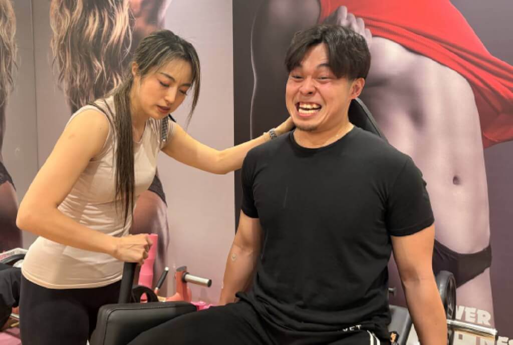 尻トレで追い込まれる男性参加者たち