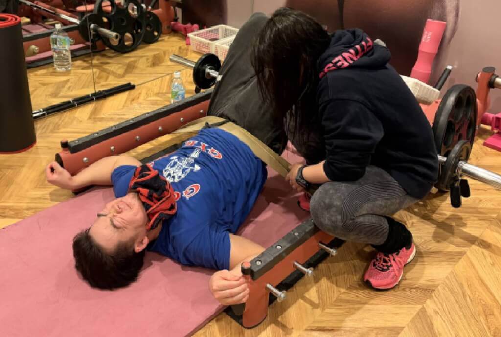 尻トレで追い込まれる男性参加者たち