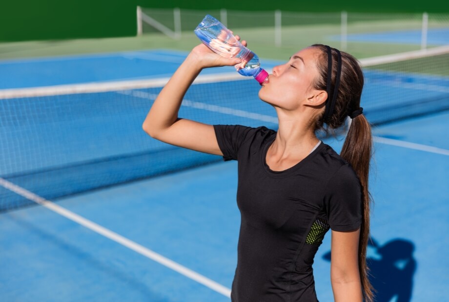 運動中に水分補給する女性