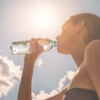水分補給する女性