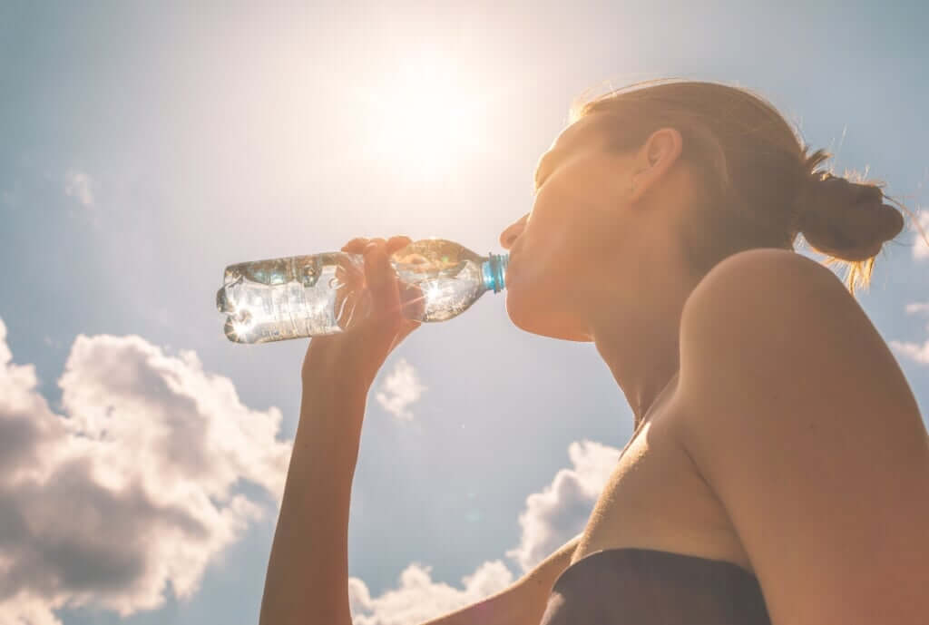 水分補給する女性