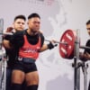 パワーリフティングに挑む男性