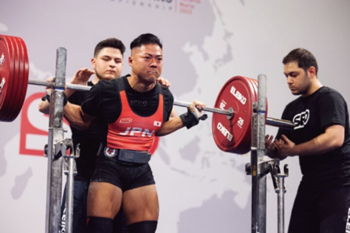 パワーリフティングに挑む男性