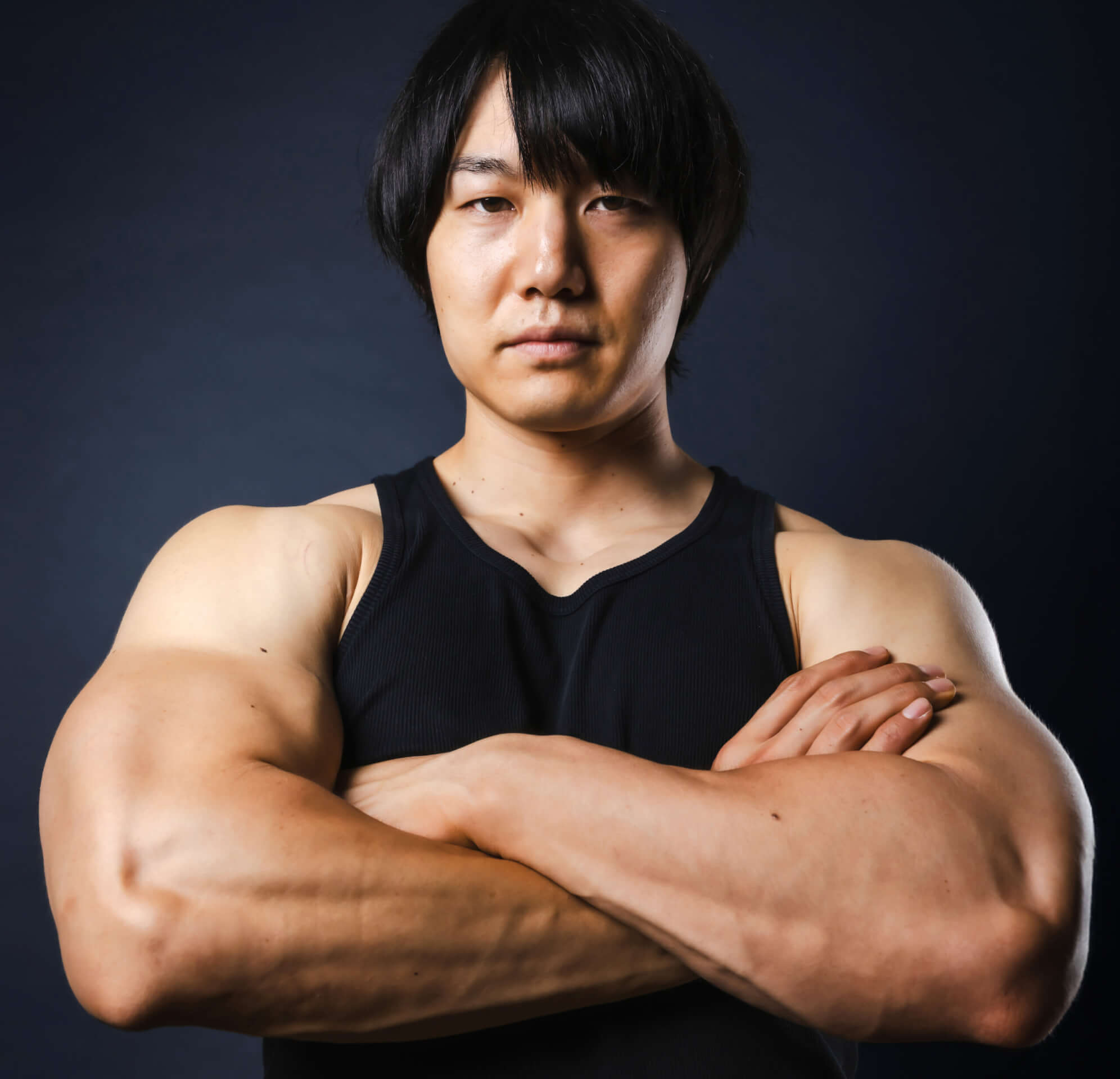 上腕48.5cm、ベンチ185kg━脱がない筋肉芸人・青木マッチョのロング 
